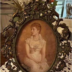 Beautiful framed Victorian style frame with lady from Victorian era